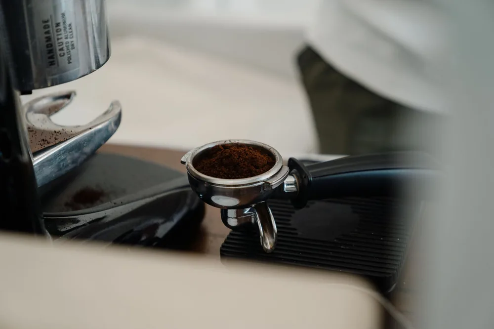 Porta-filtro da máquina de espresso com café