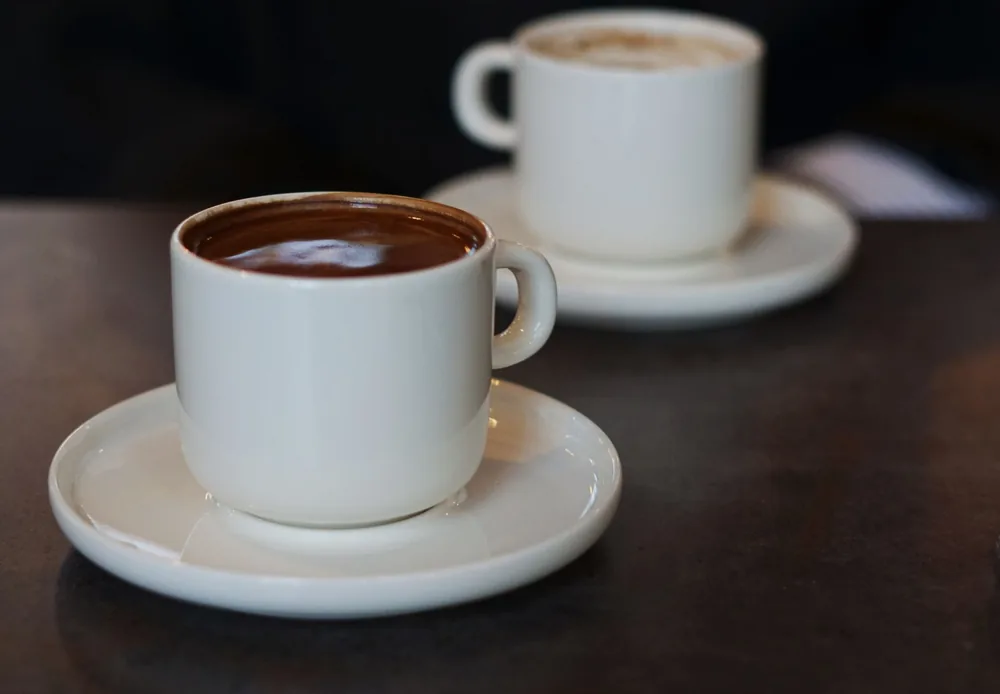 Duas xícaras pequenas de espresso