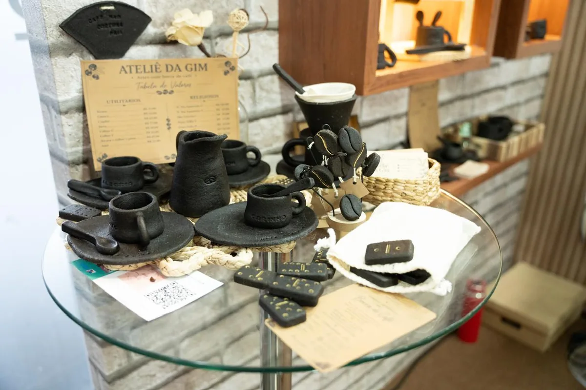 Peças artesanais feitas de borra de café: xícaras, coador e mais, do Ateliê da Gim