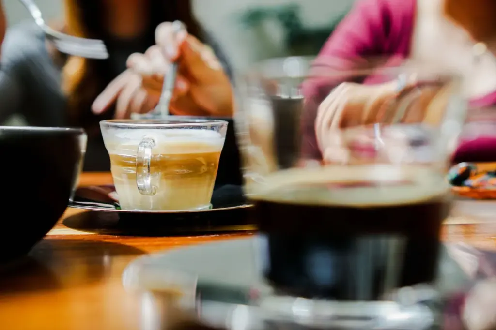 Piccolo latte num copo pequeno
