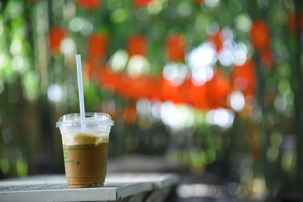 Xícara de café frio esquecida