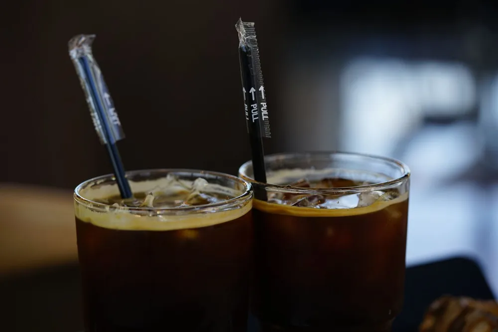 Café preto gelado num copo