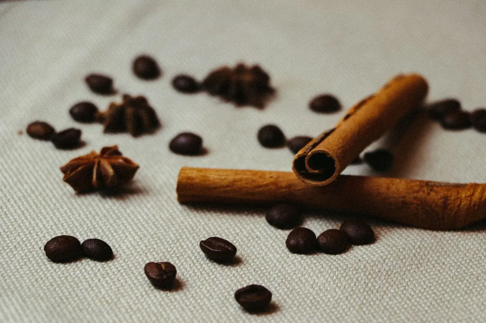 Café com canela e especiarias
