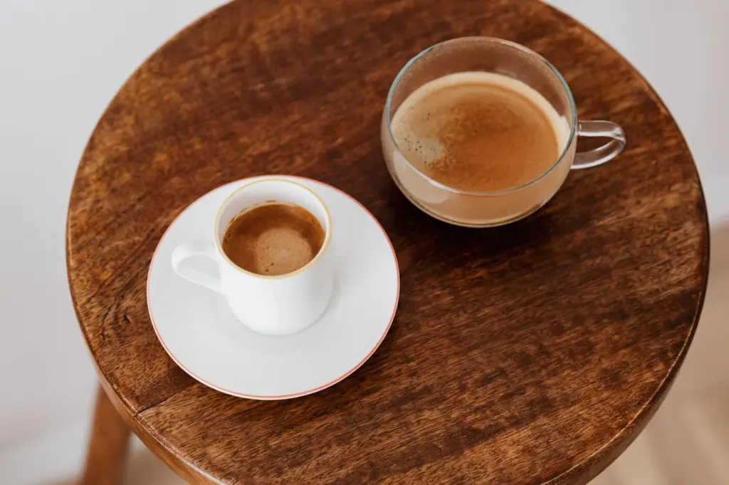 Espresso e xícaras de café
