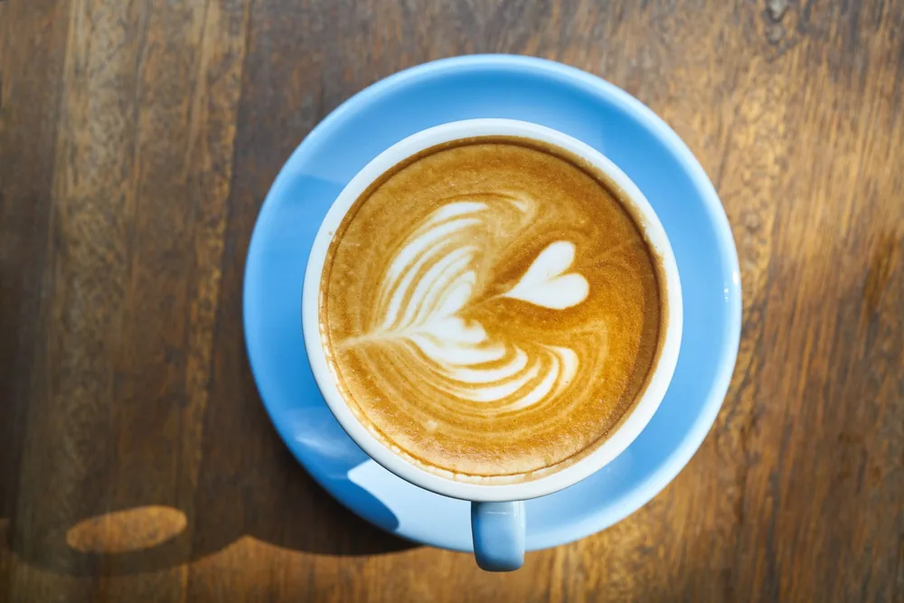 Coração de latte art visto de cima