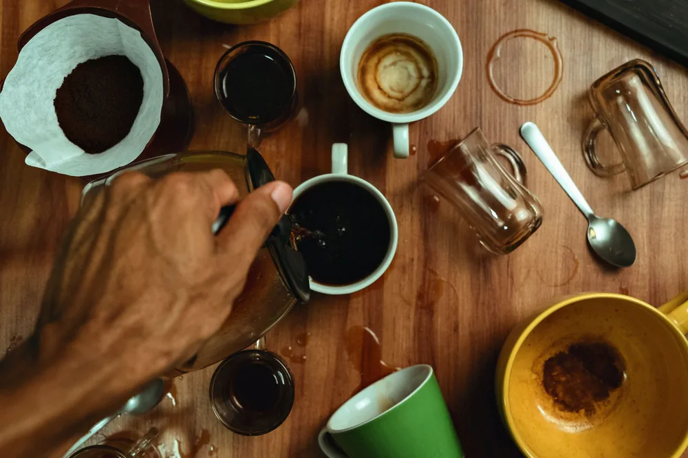 Várias xícaras de café sobre a mesa