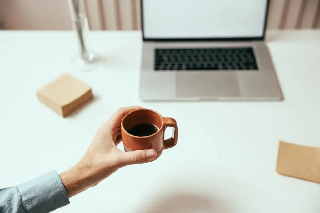 O ritual do café no trabalho: a pausa que rende