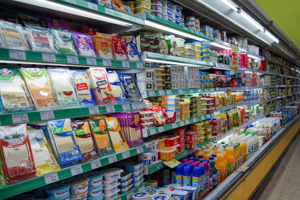 Prateleiras de supermercado com produtos e etiquetas de preço
