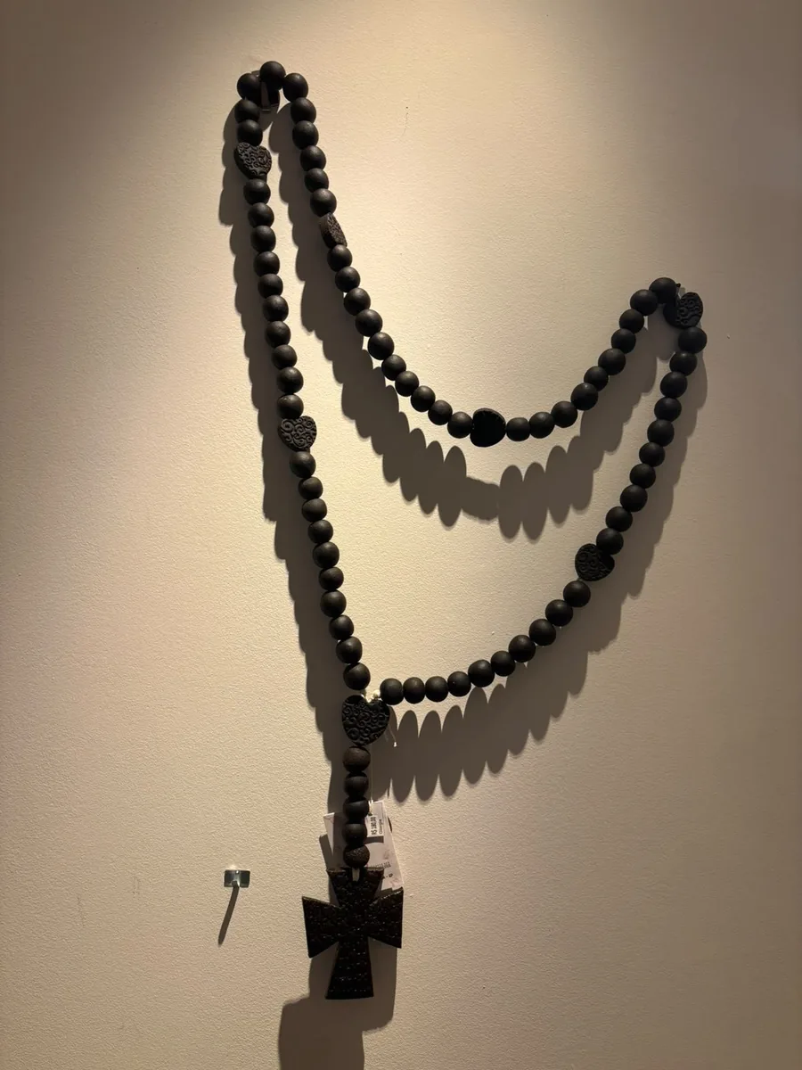 Terço com cruz feito de borra de café, peça religiosa do Ateliê da Gim