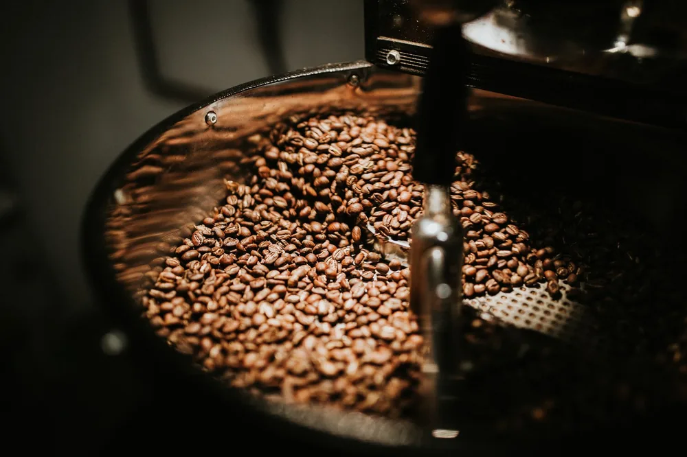 Grãos de café torrando