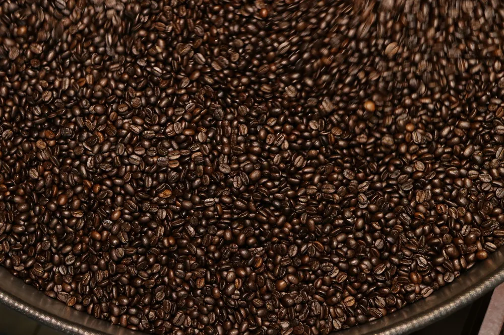Grãos de café torrados escuros