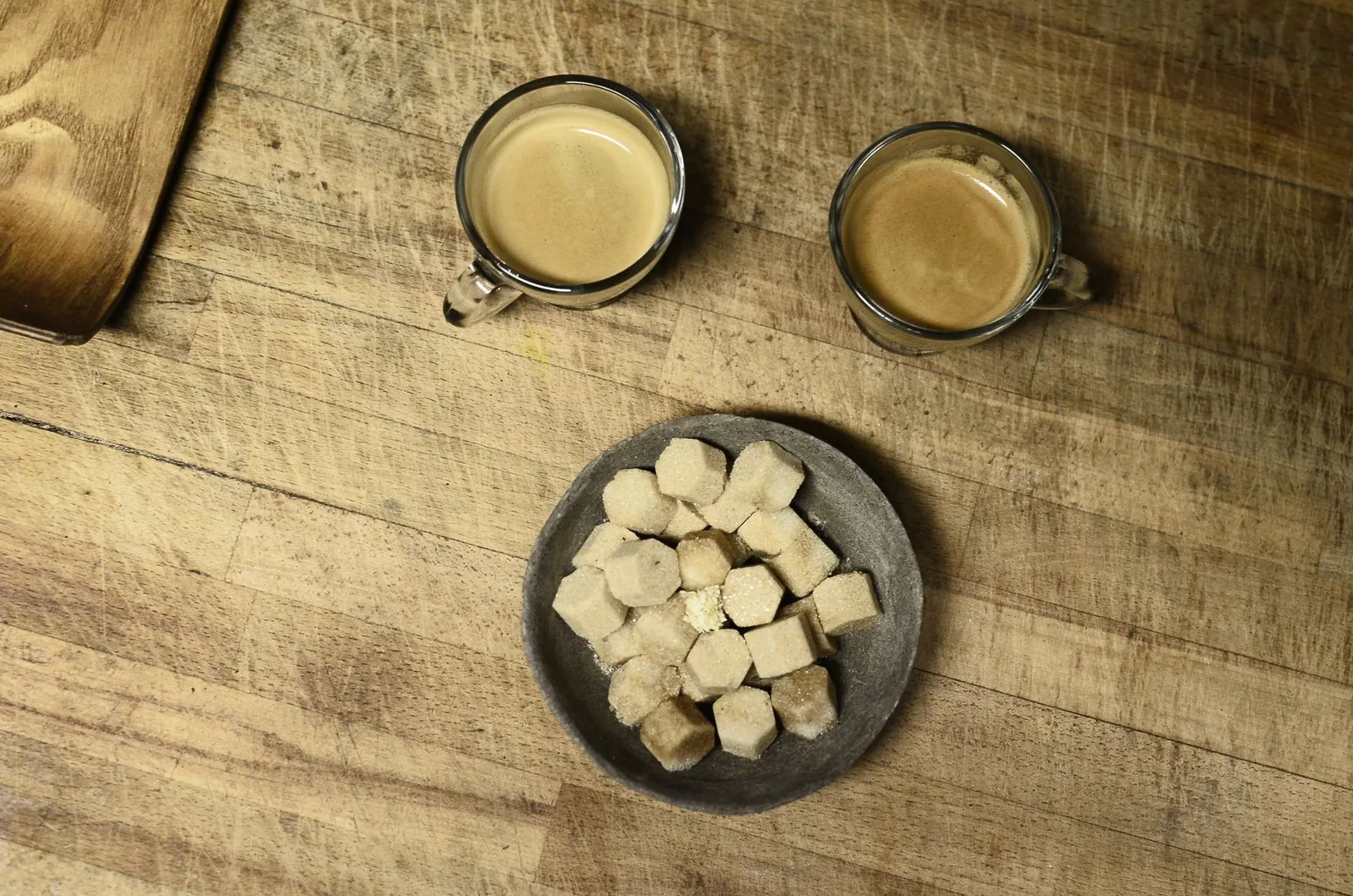 Açúcar cristal, mascavo ou demerara: o que cada um faz com o café