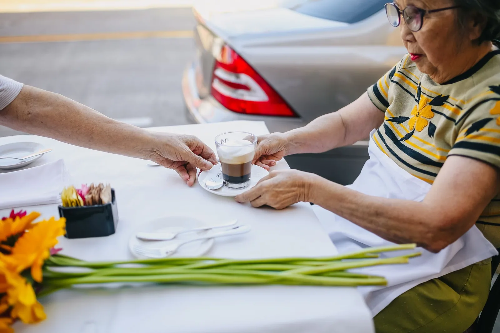 Beber café no pires: a moda que existiu de verdade