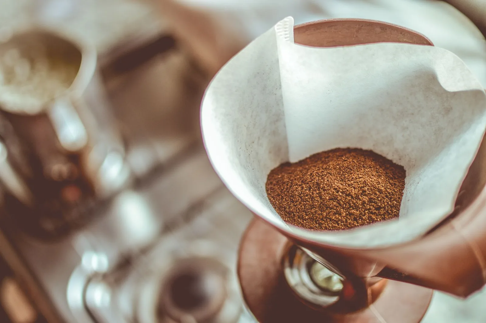 Coado entupido: por que o café desce devagar e como resolver