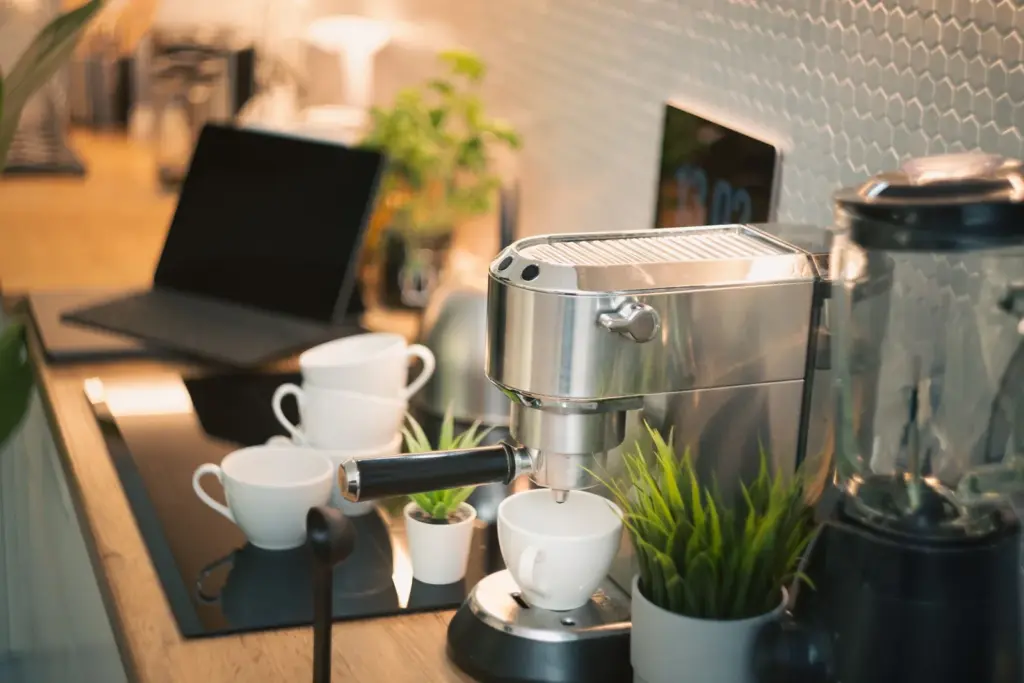 Café da máquina do trabalho: como deixar menos ruim