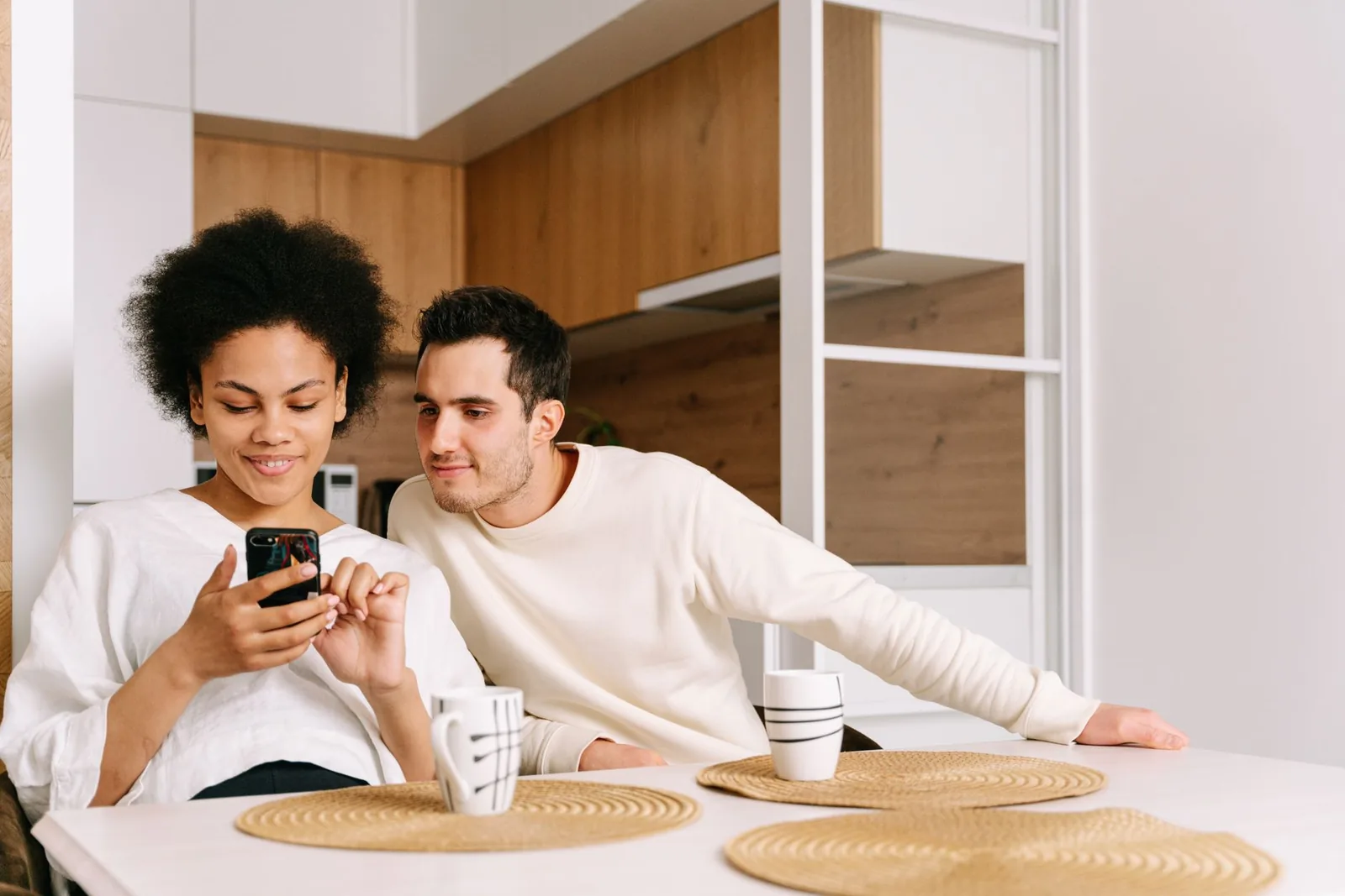 O café nas novelas: o balcão que virou cenário do Brasil