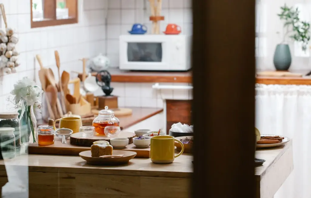 Café no micro-ondas: dá para esquentar sem estragar?