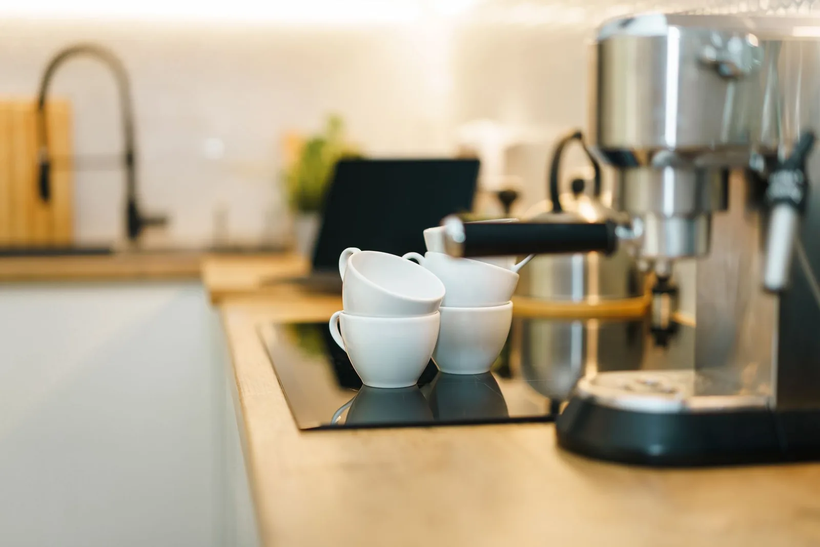 Café no micro-ondas: dá para esquentar sem estragar?