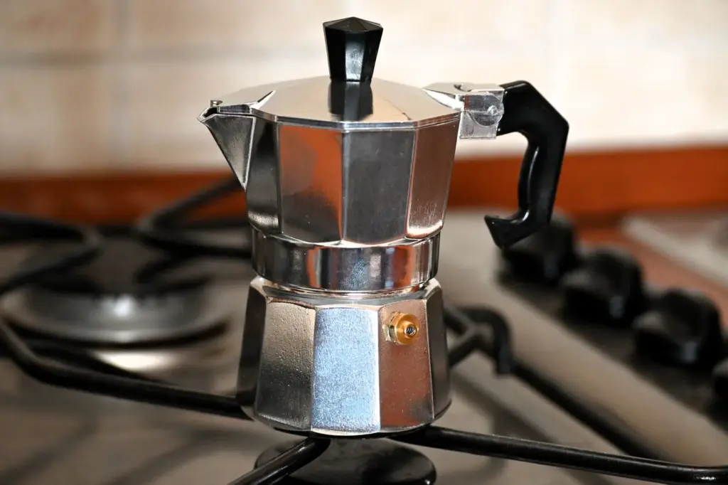 Cafeteira italiana no fogo alto ou baixo: o erro que amarga o café