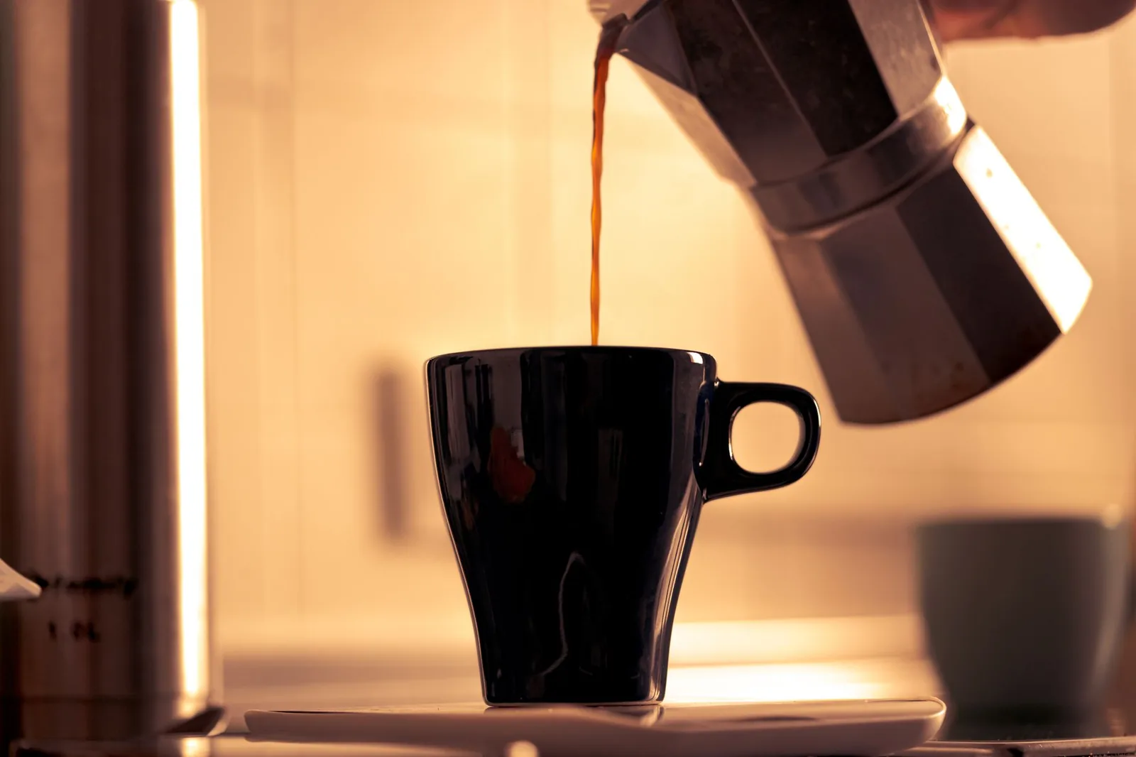 Cafeteira italiana no fogo alto ou baixo: o erro que amarga o café