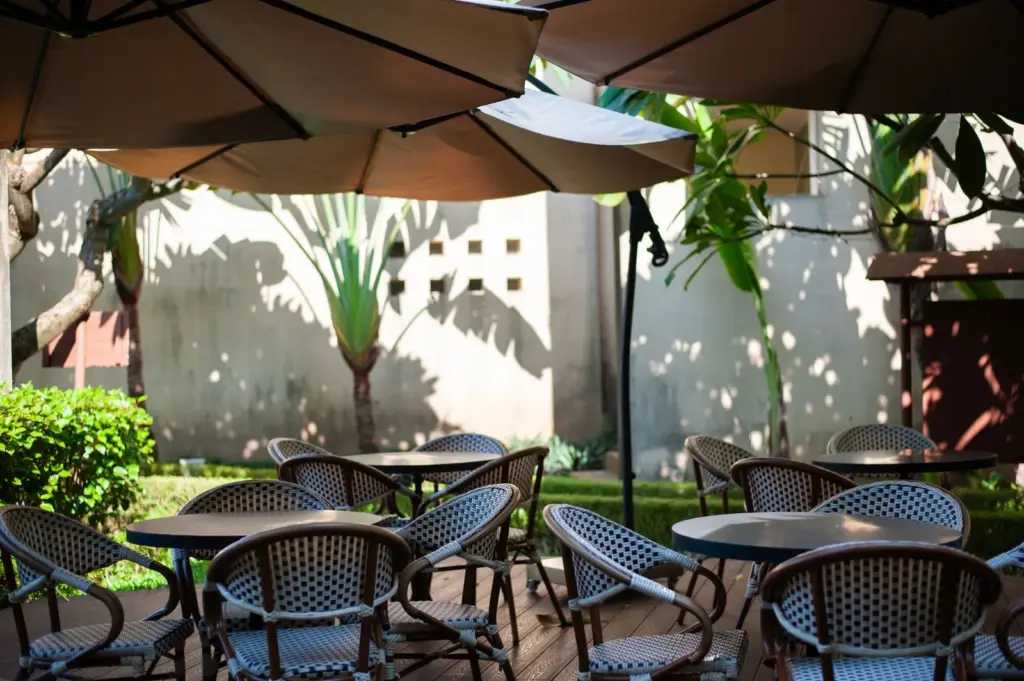 Cafeterias com jardim: o charme do café ao ar livre