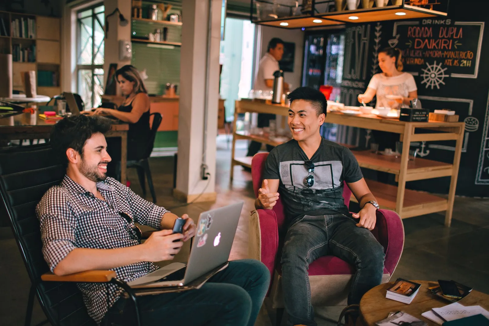Cafeterias sem wi-fi: o café que pede conversa