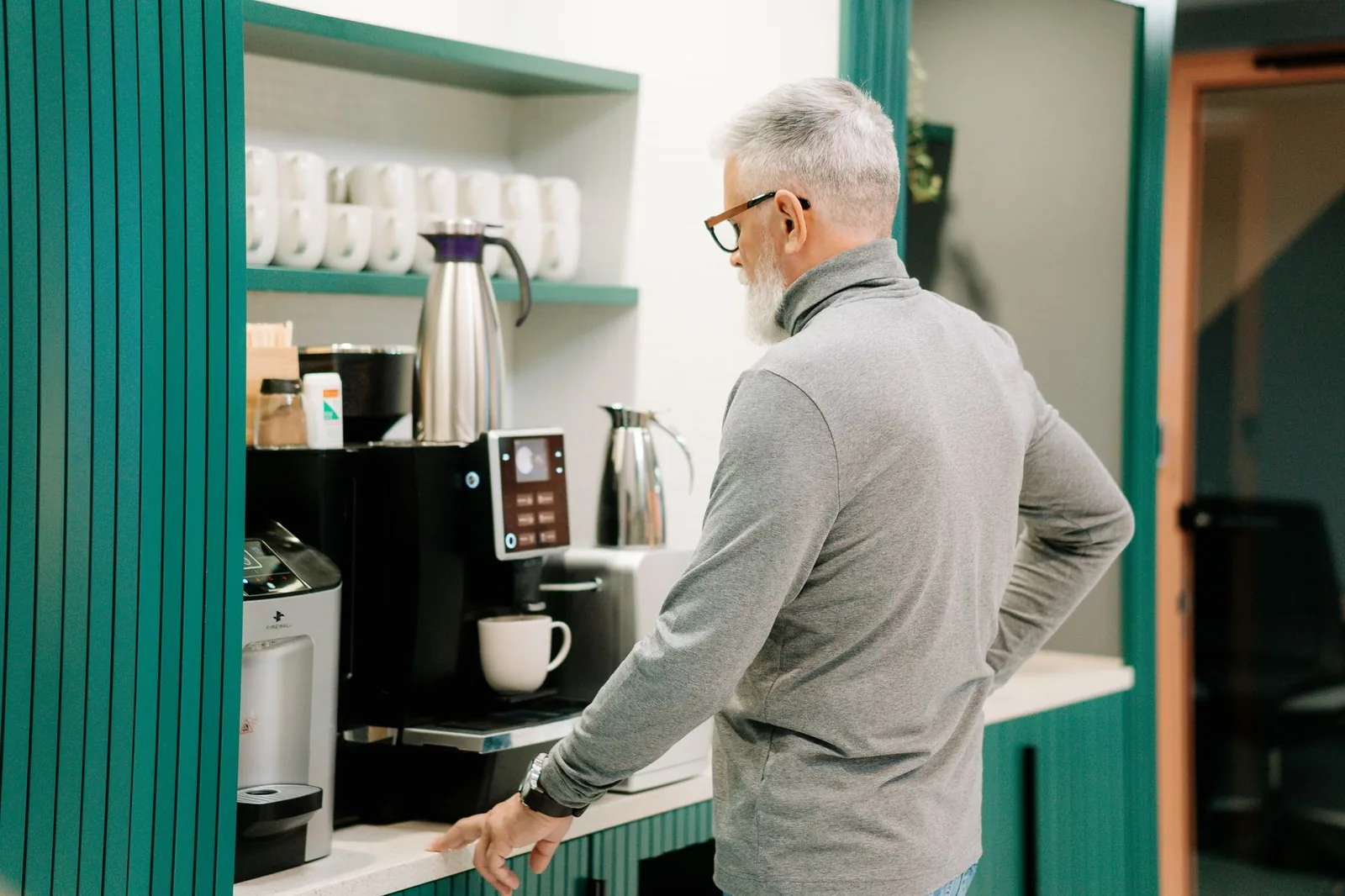 A copa do escritório: como o café organiza o expediente brasileiro