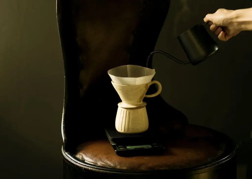 Dripper de cerâmica, plástico ou metal: muda o café?