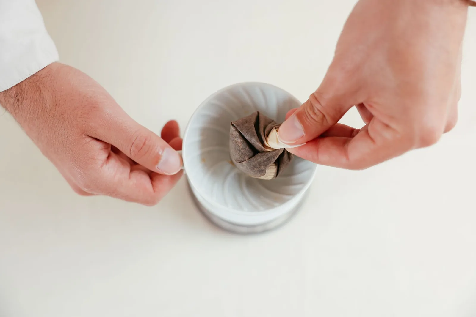 Filtro de papel: molhar antes de coar faz diferença?