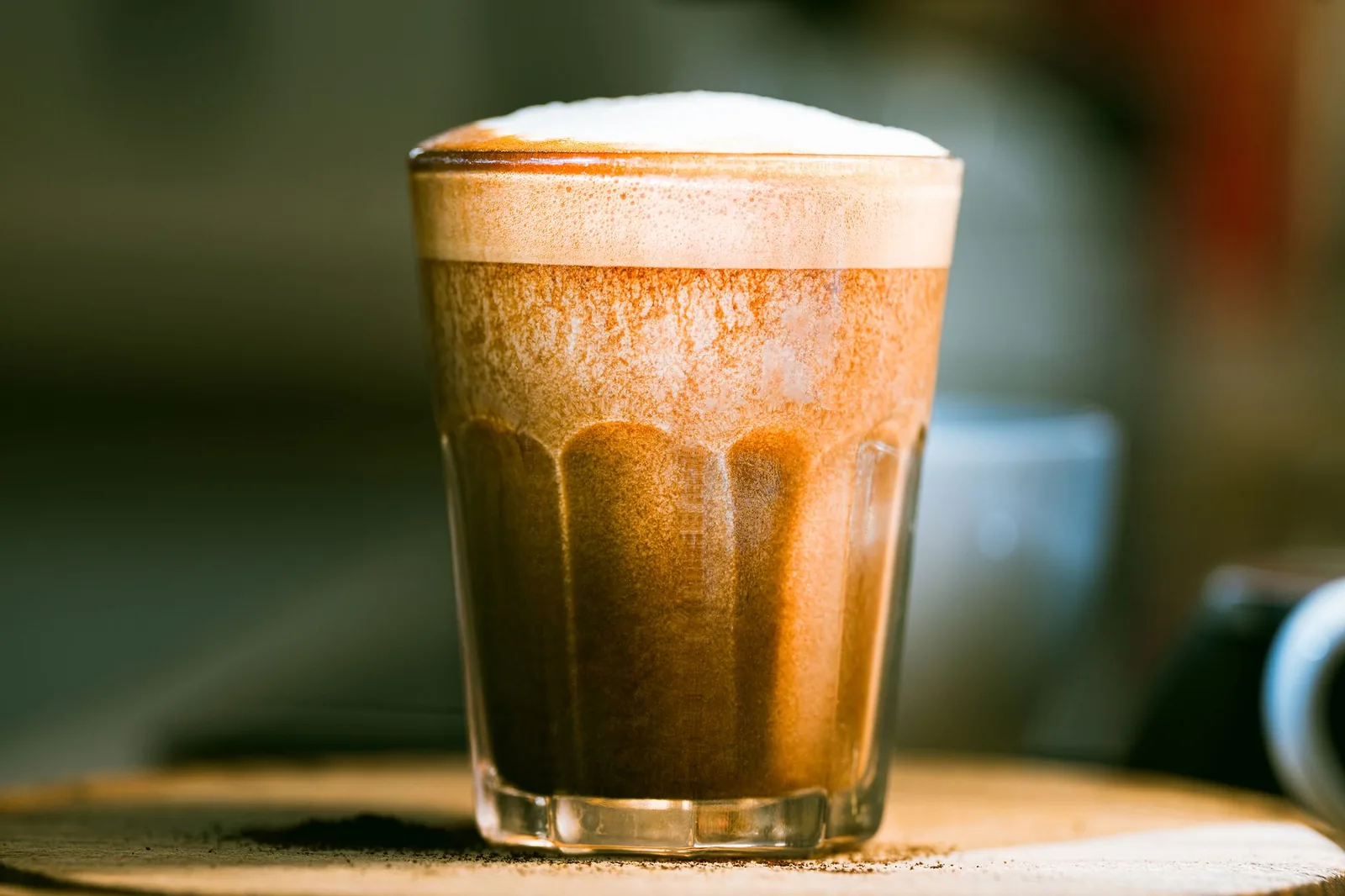 Leite integral ou desnatado: o que muda no café