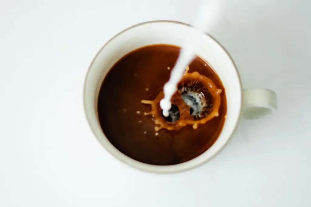 Leite talhou no café: por que acontece e como evitar