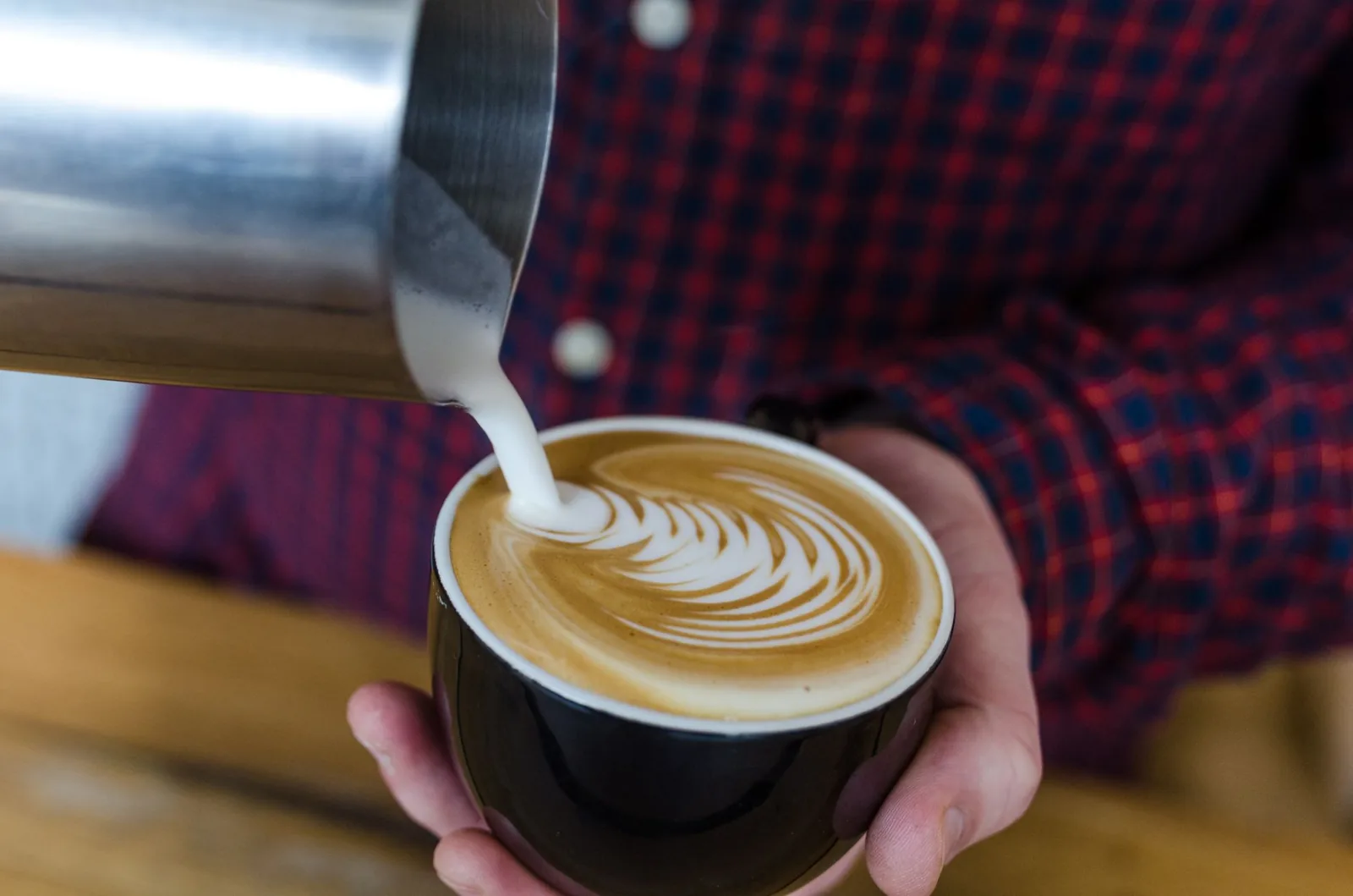 Leites vegetais no café: qual combina melhor