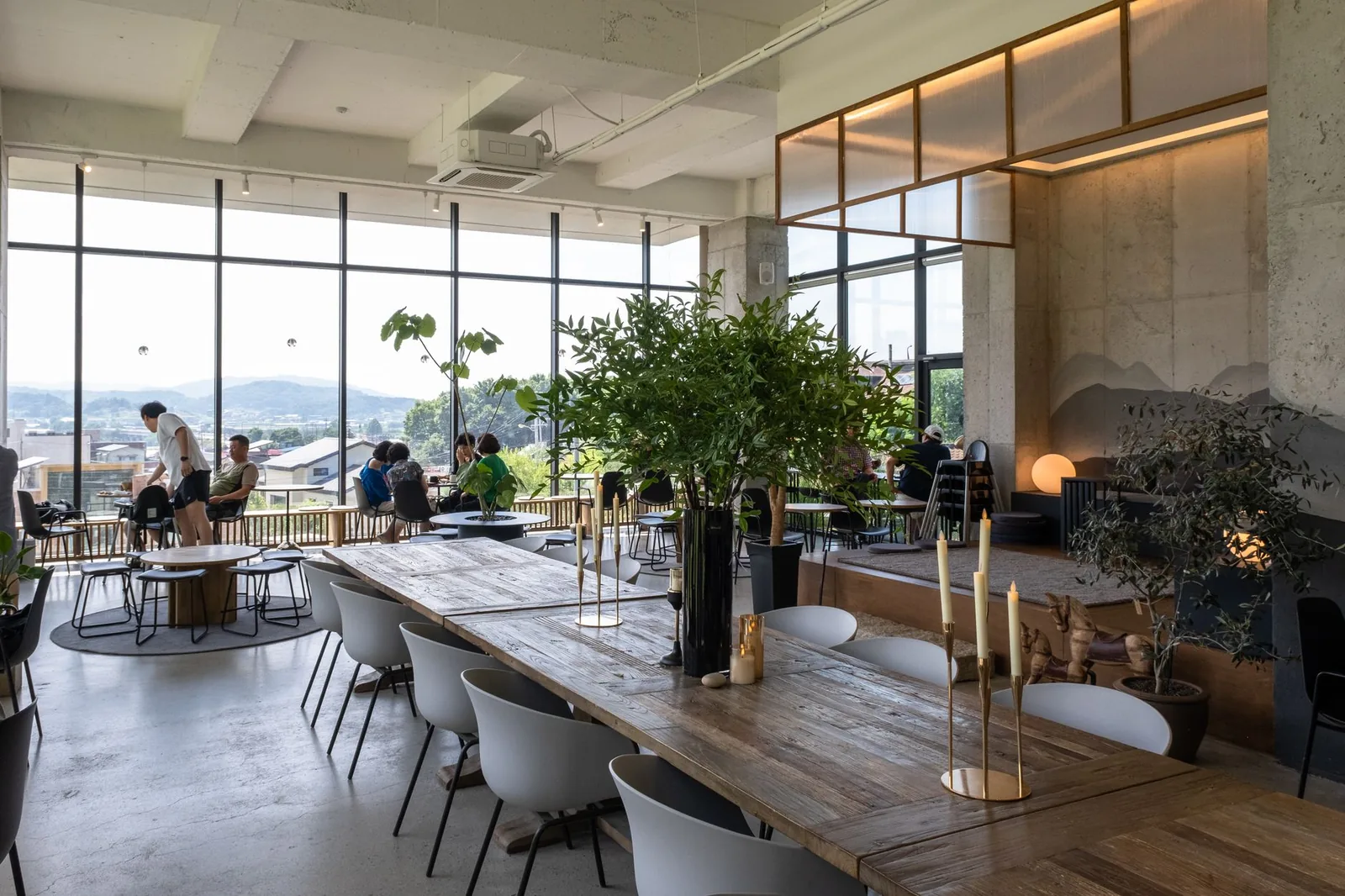 A mesa comunitária: por que cafeterias apostam em sentar com estranhos
