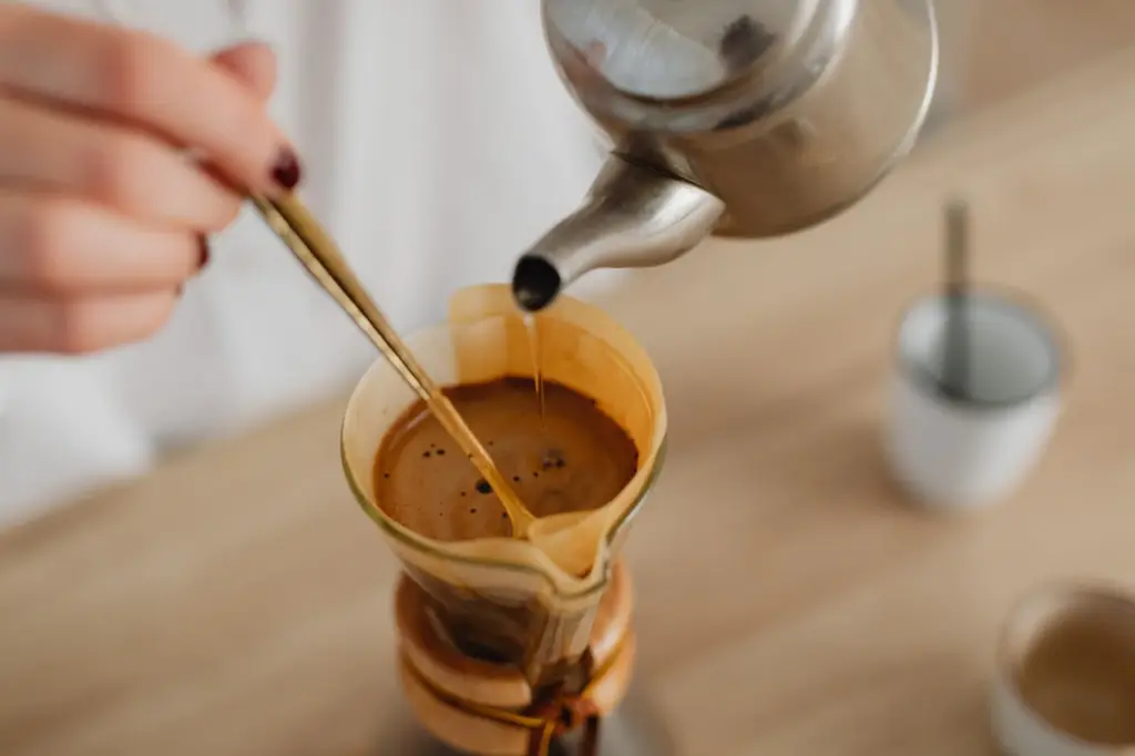 Mexer o café no coador: quando ajuda e quando atrapalha