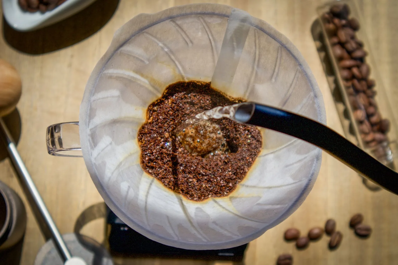 Mexer o café no coador: quando ajuda e quando atrapalha