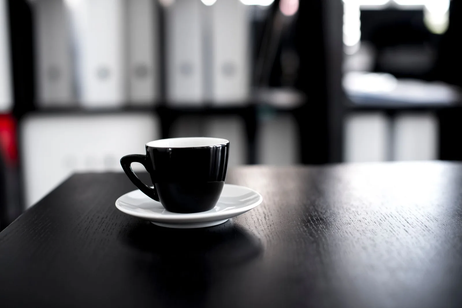 Dá pra descafeinar café em casa? O mito da primeira água