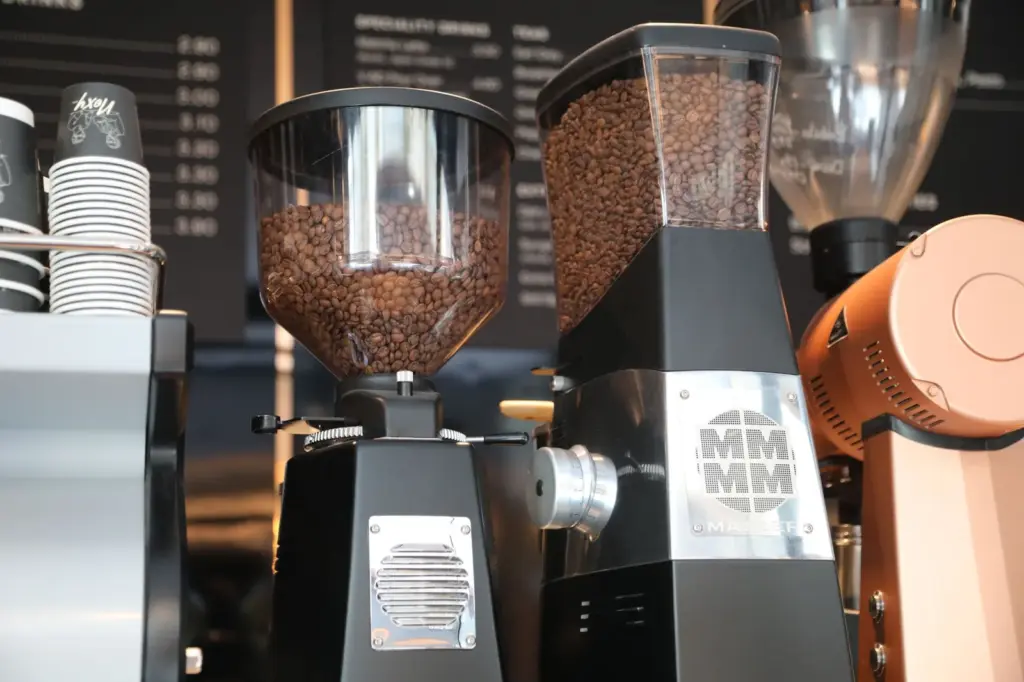 Moer na hora x pó pronto: vale moer o café em casa?