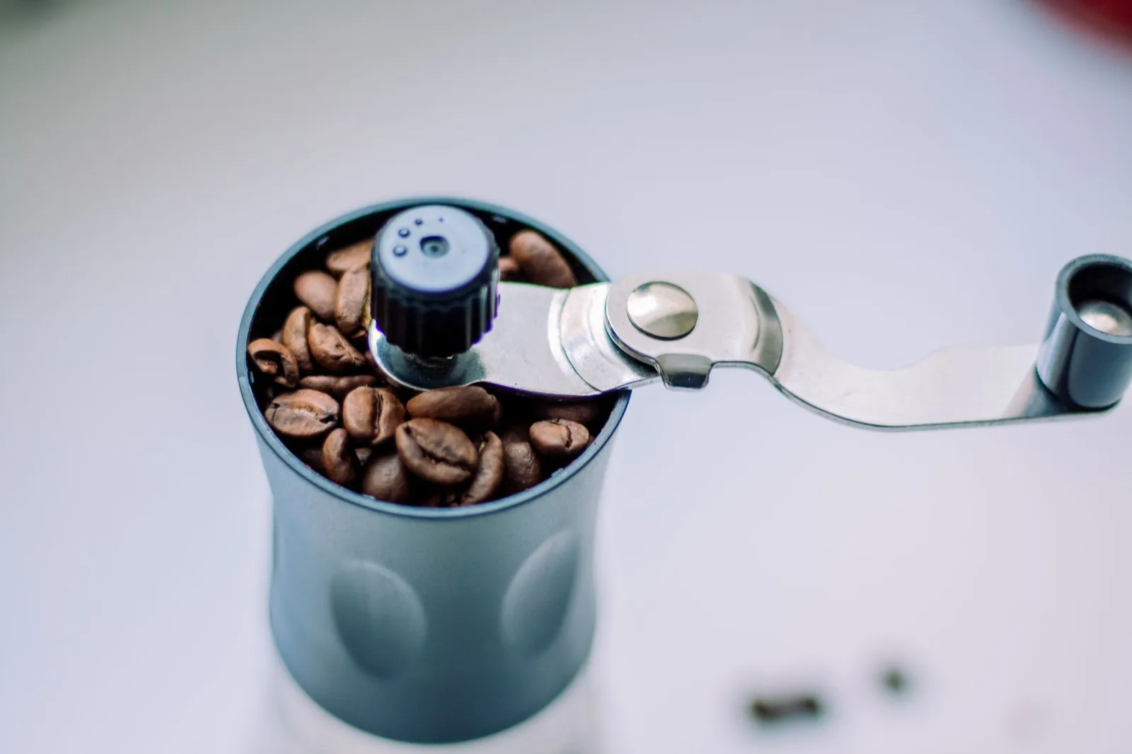 Moer na hora x pó pronto: vale moer o café em casa?