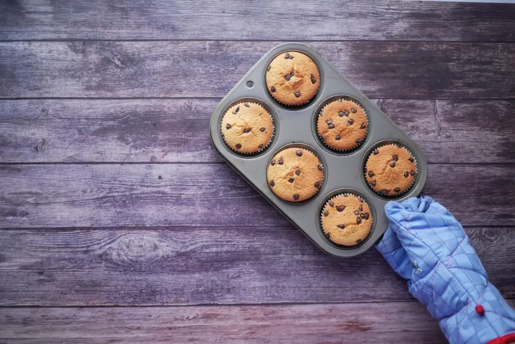 Muffin de café com gotas de chocolate