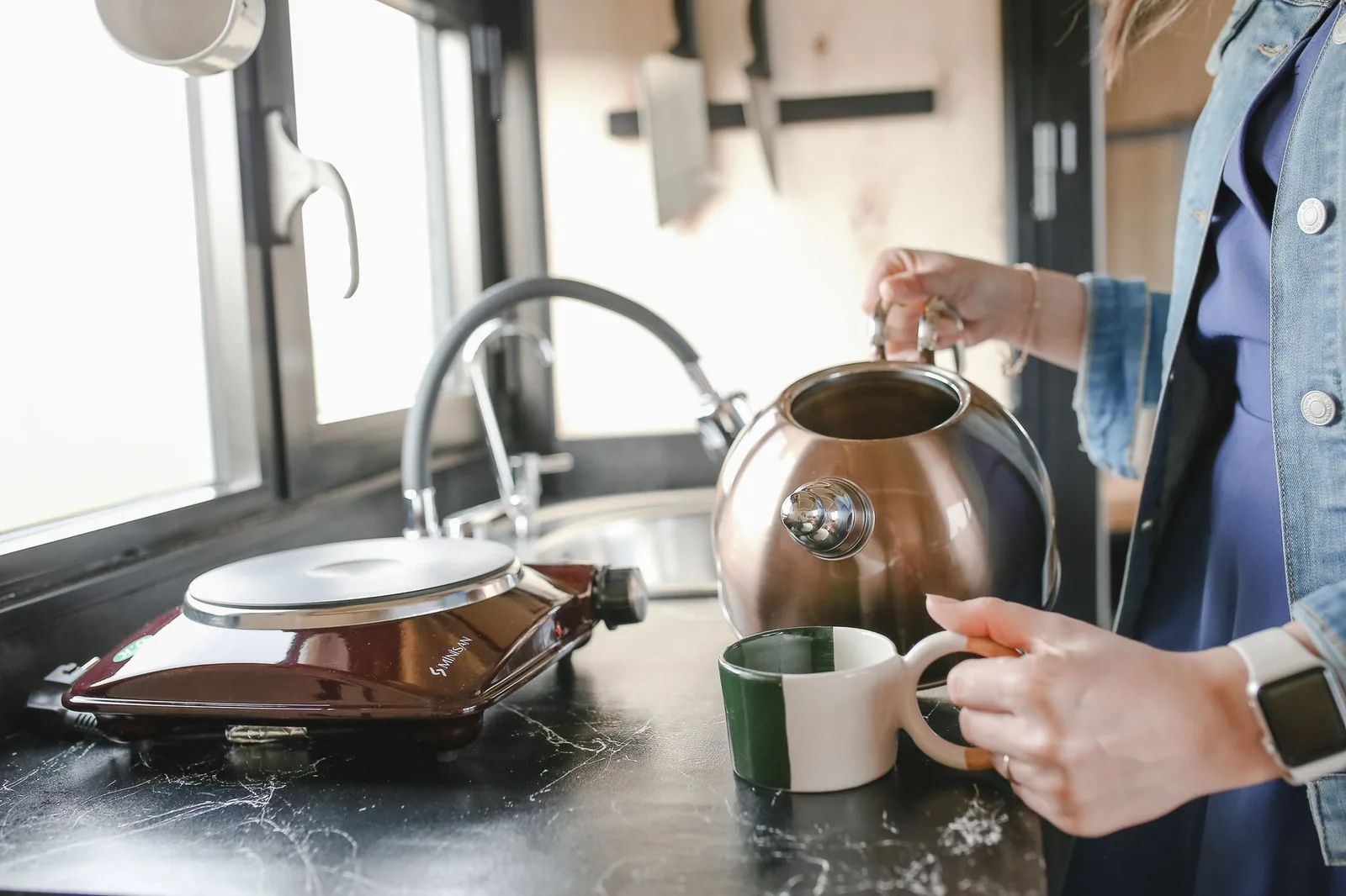 Pour over sem chaleira gooseneck: dá pra fazer?