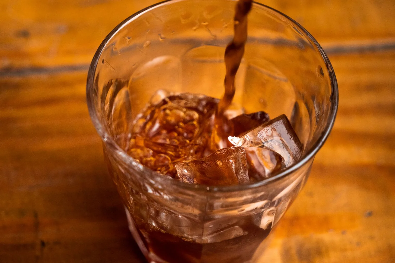 Como resfriar café rápido sem aguar