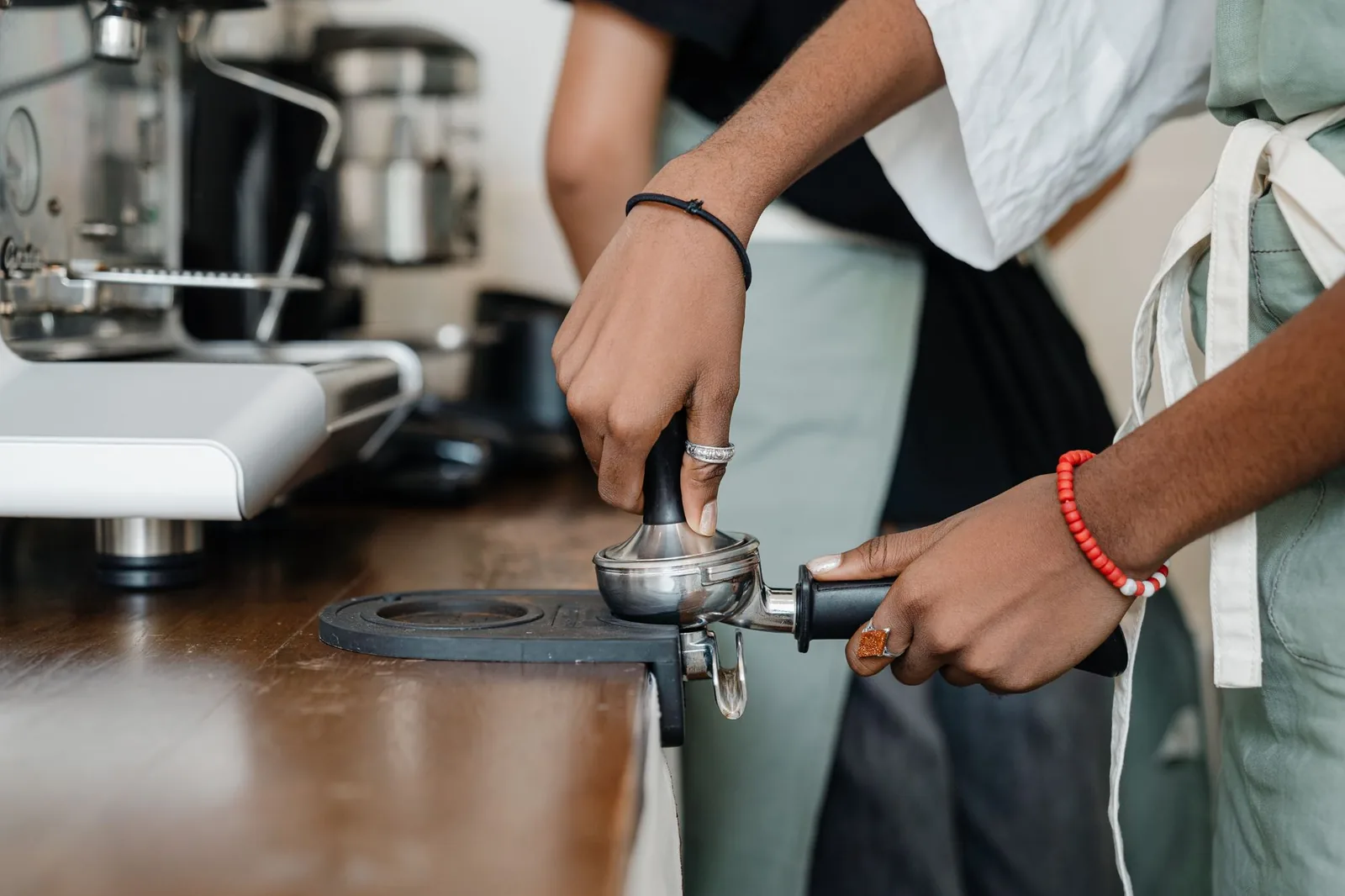 Tamper e pressão: por que o barista aperta o pó do espresso