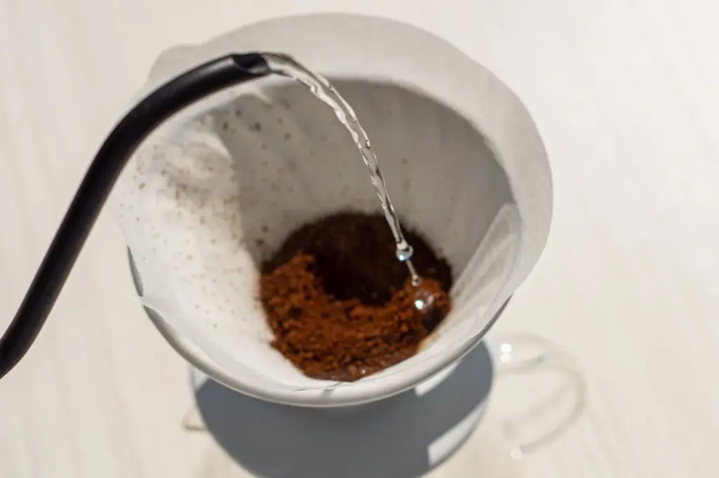 O som do café passando: por que o barulho do preparo acalma tanto