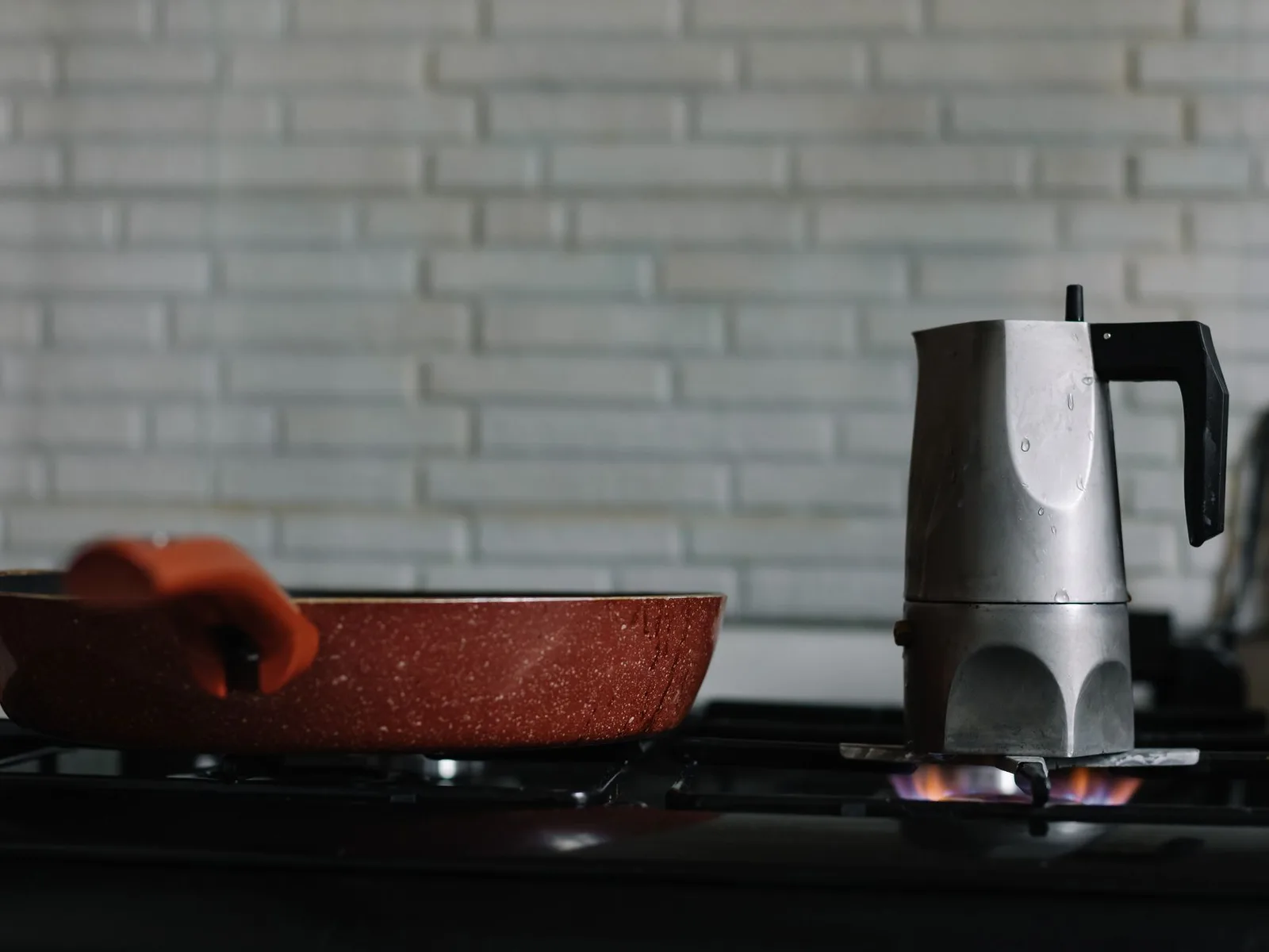 O som do café passando: por que o barulho do preparo acalma tanto