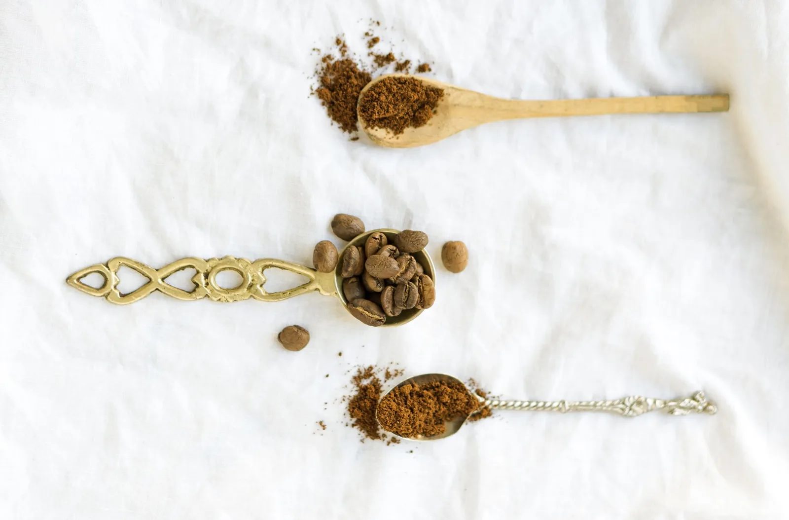 Peneirar o pó do café: mania de vó ou truque com fundamento?